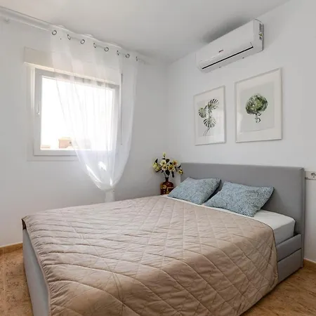 Apartment A Bright And Cozy Right Next To The Sea